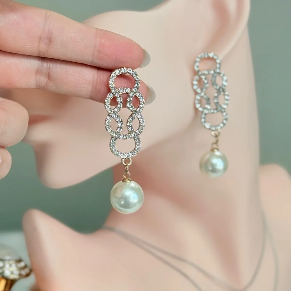 ⚜️ Vintage Design Gold and Pearl Drop Earrings